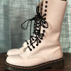 Dr. Martens 14 eye white boots 👢